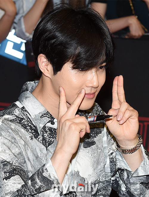 Singer EXO Suho poses on the red carpet of Netflixs popular original series Queen Story 3 held at Time Square in Yeongdeungpo-gu, Seoul on the afternoon of the 20th.