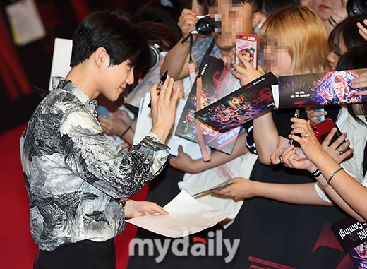 Singer EXO Suho poses on the red carpet of Netflixs popular original series Queen Story 3 held at Time Square in Yeongdeungpo-gu, Seoul on the afternoon of the 20th.