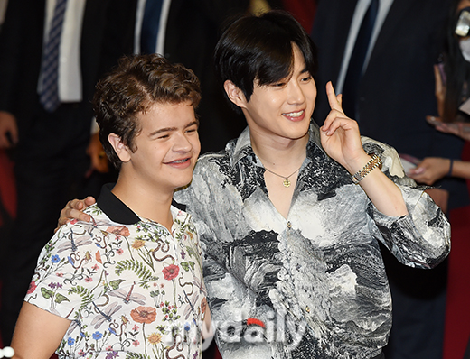 Actors Gayton Matarazo and EXO Suho pose on the red carpet of Netflixs popular original series Queen Story 3 held at Time Square in Yeongdeungpo-gu, Seoul on the afternoon of the 20th.