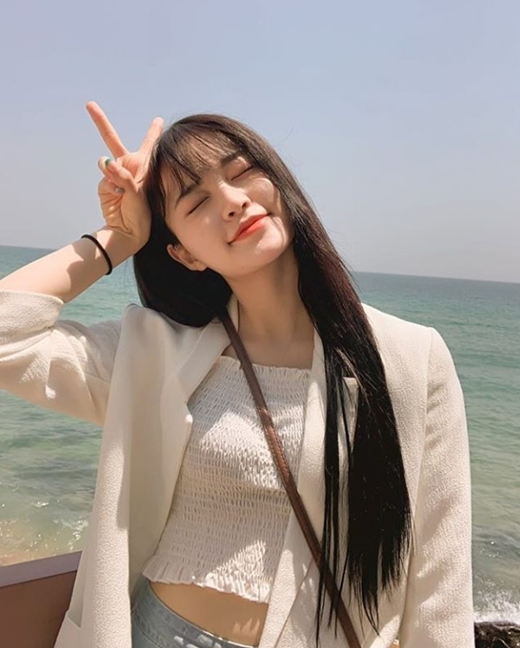 Girl group DIA Somyi shared a pictorial routineSomyi posted a picture on the official DIA Instagram on the afternoon of the 20th with an article entitled I want to see Aid and leave for the cool sea.Somyi in the open photo is looking at the camera and closing his eyes and posing for V.Somyi, wearing an ivory jacket and crop shirt, is eye-catching as she creates a pictorial feel, especially Somyi, who boasts a sharp look, even though she is closing her eyes.Meanwhile, DIA, which Somyi belongs to, announced Wowa on March 19th.