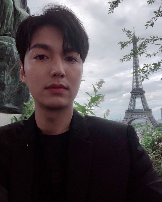 Actor Lee Min-ho recently revealed his current situation in Paris.Lee Min-ho posted several photos on his instagram on June 20.Lee Min-ho, who is in the public photo, is having a relaxing time in the background of the Eiffel Tower in Paris, France. Lee Min-hos chic expressionless expression and bright smile in black costume show different charms.Still, the handsome sculpture looks catch my eye.emigration site
