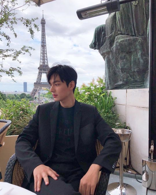Actor Lee Min-ho recently revealed his current situation in Paris.Lee Min-ho posted several photos on his instagram on June 20.Lee Min-ho, who is in the public photo, is having a relaxing time in the background of the Eiffel Tower in Paris, France. Lee Min-hos chic expressionless expression and bright smile in black costume show different charms.Still, the handsome sculpture looks catch my eye.emigration site