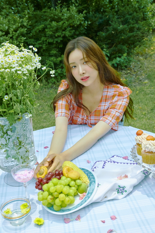 Actor Cha Jung-wons summer photo was released.In the public picture, Cha Jung Won completely digested the key looks of the summer resort season of W concept with his own natural charm in the fresh background of summer fragrance.She has presented a variety of OOTDs with daily items needed for the vacation season, from a bright colored blouse called a plain clothes goddess to a dress, denim, T-shirt, Panama hat and weaving sandals.Park Su-in