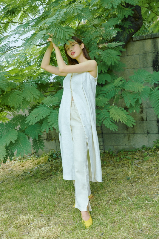 Actor Cha Jung-wons summer photo was released.In the public picture, Cha Jung Won completely digested the key looks of the summer resort season of W concept with his own natural charm in the fresh background of summer fragrance.She has presented a variety of OOTDs with daily items needed for the vacation season, from a bright colored blouse called a plain clothes goddess to a dress, denim, T-shirt, Panama hat and weaving sandals.Park Su-in