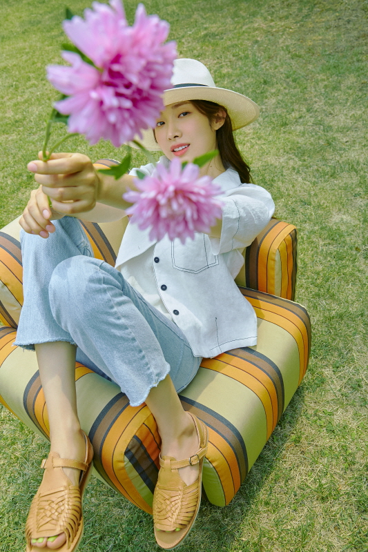 Actor Cha Jung-wons summer photo was released.In the public picture, Cha Jung Won completely digested the key looks of the summer resort season of W concept with his own natural charm in the fresh background of summer fragrance.She has presented a variety of OOTDs with daily items needed for the vacation season, from a bright colored blouse called a plain clothes goddess to a dress, denim, T-shirt, Panama hat and weaving sandals.Park Su-in