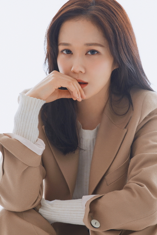 Actor Jang Na-ra has released a profile picture.Jang Na-ra released a profile picture of the elegant allure and unconventional chic on June 20, and showed a different charm.Charisma - Maria Full of Grace - Restraint - Sophistication - Elegance - I filled the profile picture with a unique charm that matches various concepts and costumes.Jang Na-ra has surpassed the cute and lovely girl image during the age-old super-clearing period and revealed a differentiated charm filled with solid interior.Jang Na-ra showed off her alluring, Maria Full of Grace figure, wearing a white knit inside a beige tone two-piece.I turn my head to the side and smile brightly, and I look at the front and look at the front and look at the fascinating eyes.In particular, Jang Na-ra has completed a pictorial that satisfies the beauty of temperance, sophistication, and elegance at the same time with a low ponytail hairstyle that reveals the forehead coolly and divides the hair and ties it back neatly.Jang Na-ra is a profile picture that captures unfamiliar charms that are different from the past, said the agencys Rawon Culture, adding, Please watch what challenge Jang Na-ra, who has not spared any original attempts like a piece of film, will bring about in the future.emigration site