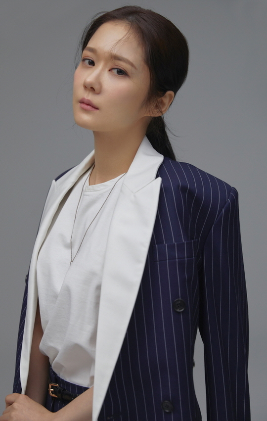 Actor Jang Na-ra has released a profile picture.Jang Na-ra released a profile picture of the elegant allure and unconventional chic on June 20, and showed a different charm.Charisma - Maria Full of Grace - Restraint - Sophistication - Elegance - I filled the profile picture with a unique charm that matches various concepts and costumes.Jang Na-ra has surpassed the cute and lovely girl image during the age-old super-clearing period and revealed a differentiated charm filled with solid interior.Jang Na-ra showed off her alluring, Maria Full of Grace figure, wearing a white knit inside a beige tone two-piece.I turn my head to the side and smile brightly, and I look at the front and look at the front and look at the fascinating eyes.In particular, Jang Na-ra has completed a pictorial that satisfies the beauty of temperance, sophistication, and elegance at the same time with a low ponytail hairstyle that reveals the forehead coolly and divides the hair and ties it back neatly.Jang Na-ra is a profile picture that captures unfamiliar charms that are different from the past, said the agencys Rawon Culture, adding, Please watch what challenge Jang Na-ra, who has not spared any original attempts like a piece of film, will bring about in the future.emigration site