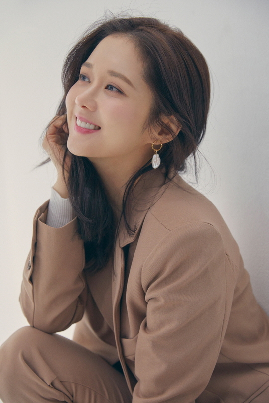 Actor Jang Na-ra has released a profile picture.Jang Na-ra released a profile picture of the elegant allure and unconventional chic on June 20, and showed a different charm.Charisma - Maria Full of Grace - Restraint - Sophistication - Elegance - I filled the profile picture with a unique charm that matches various concepts and costumes.Jang Na-ra has surpassed the cute and lovely girl image during the age-old super-clearing period and revealed a differentiated charm filled with solid interior.Jang Na-ra showed off her alluring, Maria Full of Grace figure, wearing a white knit inside a beige tone two-piece.I turn my head to the side and smile brightly, and I look at the front and look at the front and look at the fascinating eyes.In particular, Jang Na-ra has completed a pictorial that satisfies the beauty of temperance, sophistication, and elegance at the same time with a low ponytail hairstyle that reveals the forehead coolly and divides the hair and ties it back neatly.Jang Na-ra is a profile picture that captures unfamiliar charms that are different from the past, said the agencys Rawon Culture, adding, Please watch what challenge Jang Na-ra, who has not spared any original attempts like a piece of film, will bring about in the future.emigration site
