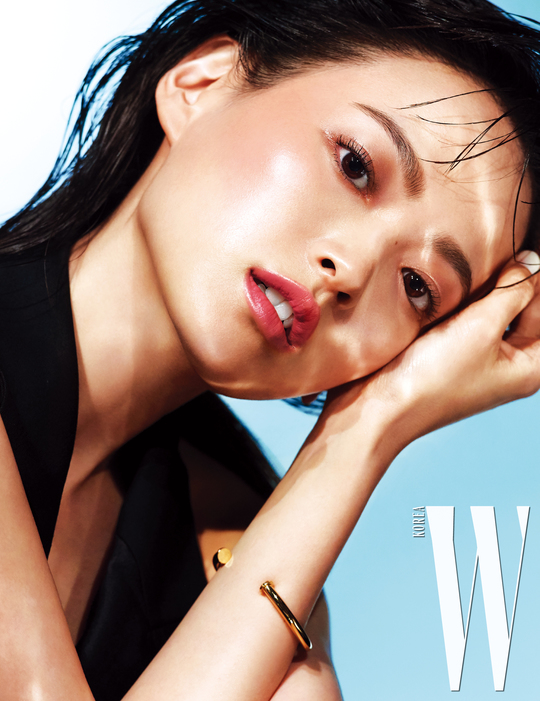 Actor Chun Woo-Hee boasted an extraordinary aura.Actor Chun Woo-Hee decorated the Beauty pictorial in the July issue of W. Korea.In this photo with Tom Fords high-end beauty brand Tom Ford Beauty, you can check out the summer makeup of Chun Woo-Hee, which feels an intense aura.Actor Chun Woo-Hee is continuing to communicate with fans through his personal YouTube channel Whee Hee Nak while he is working on filming the JTBC drama Meloga Constitution, which is scheduled to air in July after the movie Idol, the official invitation of the Berlin International Film Festival.Chun Woo-Hee, a pictorial released by W. Korea, is showing off his charm as he digests bronze skin expression, lively coral, bold red lip, and eye makeup, which seems to have been kissed by sunshine.emigration site