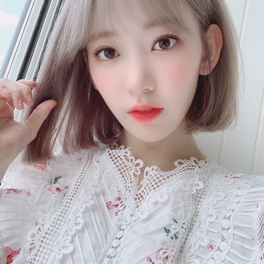 Miyawaki Sakura boasted a brighter visual than the sunshine.Group IZONE member Miyawaki Sakura wrote on the official Instagram page on June 20: I was happy to meet with Wizwon (Aizwon official fandom name) in Thailand who had first visited.I will go to see you again, so please wait. In the photo, Miyawaki Sakura is wearing a lace sleeveless dress and making a new look. Then she laughed brightly and attracted a youthful charm.han jung-won