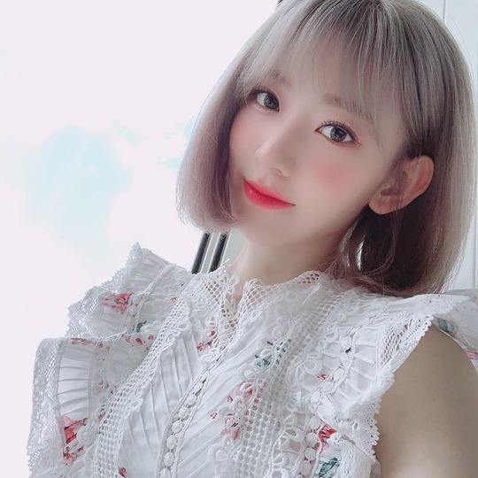 Miyawaki Sakura boasted a brighter visual than the sunshine.Group IZONE member Miyawaki Sakura wrote on the official Instagram page on June 20: I was happy to meet with Wizwon (Aizwon official fandom name) in Thailand who had first visited.I will go to see you again, so please wait. In the photo, Miyawaki Sakura is wearing a lace sleeveless dress and making a new look. Then she laughed brightly and attracted a youthful charm.han jung-won