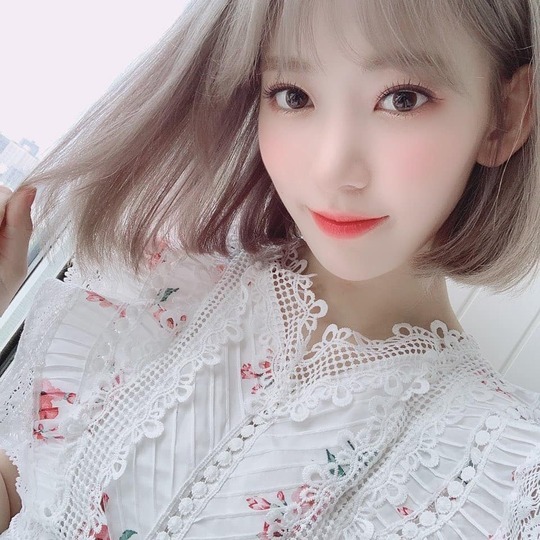 Miyawaki Sakura boasted a brighter visual than the sunshine.Group IZONE member Miyawaki Sakura wrote on the official Instagram page on June 20: I was happy to meet with Wizwon (Aizwon official fandom name) in Thailand who had first visited.I will go to see you again, so please wait. In the photo, Miyawaki Sakura is wearing a lace sleeveless dress and making a new look. Then she laughed brightly and attracted a youthful charm.han jung-won