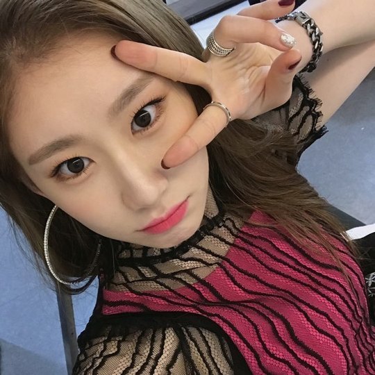 Chae Ryeong presented a new cockpit selfie.Group ITZY (you know) member Chae Ryeong wrote on the official Instagram on June 20, Im going to go back and forth the album ... Ill take more pictures of you.I want to see it, and shared four photos.In the photo, Chaeryeong is wearing a stage costume and showing off his cat eyes and playing V, followed by a girl crush and a dazzling charm with a tuxed-up line like Yuna and a veil.In particular, Chaeryeong boasted the same appearance as his own sister, IZONE Lee Chae-yeon.han jung-won