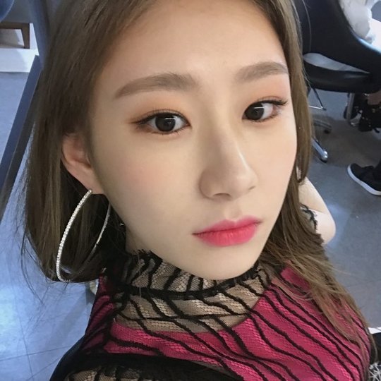 Chae Ryeong presented a new cockpit selfie.Group ITZY (you know) member Chae Ryeong wrote on the official Instagram on June 20, Im going to go back and forth the album ... Ill take more pictures of you.I want to see it, and shared four photos.In the photo, Chaeryeong is wearing a stage costume and showing off his cat eyes and playing V, followed by a girl crush and a dazzling charm with a tuxed-up line like Yuna and a veil.In particular, Chaeryeong boasted the same appearance as his own sister, IZONE Lee Chae-yeon.han jung-won