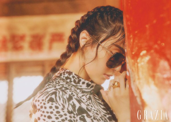 A picture of Chinese actor Fan Bingbing was released in the July issue of fashion magazine Grazia Korea.Fan Bingbing showed off her perfect beauty like a picture through a picture released on the 20th.A fashionable picture of various sunglasses of Gentle Monster, including large oversized sunglasses, trendy tinted sunglasses, and retro mood Boeing sunglasses, was featured in the picture.Instead of red lip and simple hairstyle, which were often shown, I tried to make a natural atmosphere makeup and a bifurcated hairstyle to show new charm.In the interview after the filming, I talked about the secret of maintaining beauty.Skin moisturizing products, whitening products, and packs should never be missed in my life, he said.I usually wear a ladylike look in official stone statues, a T-shirt, a hoodie, and jeans in normal times, and I prefer black basic sunglasses with very small faces.Fan Bingbings more detailed interviews, pictures and fashion films can be found in the July issue of GraGorizia and the official SNS channel of GraGorizia published on June 20.