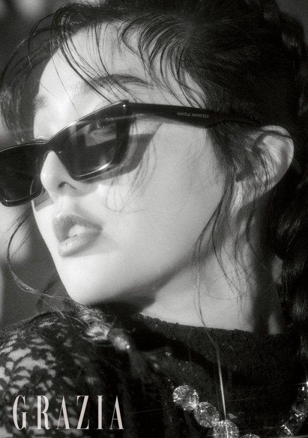 A picture of Chinese actor Fan Bingbing was released in the July issue of fashion magazine Grazia Korea.Fan Bingbing showed off her perfect beauty like a picture through a picture released on the 20th.A fashionable picture of various sunglasses of Gentle Monster, including large oversized sunglasses, trendy tinted sunglasses, and retro mood Boeing sunglasses, was featured in the picture.Instead of red lip and simple hairstyle, which were often shown, I tried to make a natural atmosphere makeup and a bifurcated hairstyle to show new charm.In the interview after the filming, I talked about the secret of maintaining beauty.Skin moisturizing products, whitening products, and packs should never be missed in my life, he said.I usually wear a ladylike look in official stone statues, a T-shirt, a hoodie, and jeans in normal times, and I prefer black basic sunglasses with very small faces.Fan Bingbings more detailed interviews, pictures and fashion films can be found in the July issue of GraGorizia and the official SNS channel of GraGorizia published on June 20.