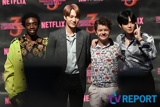 Actor Caleb McLaughlin, Kai of the group EXO, actor Gayton Matarazo, and Suho of the group EXO are posing at the Netflix original Strange Story 3 red carpet fan event held at Time Square in Yeongdeungpo-dong, Yeongdeungpo-gu, Seoul on the afternoon of the 20th.The Strange Story 3, starring Gayton Matarazo and Caleb McLaughlin, is a mystery thriller about strange and huge events in the town of Indiana Hawkins, which celebrated the summer of 1985, a year after the previous season.