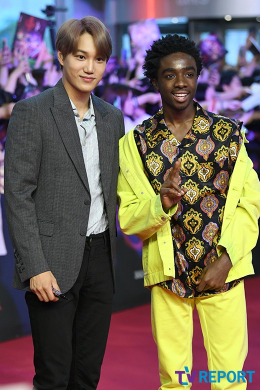 Kai and actor Caleb McLaughlin of the group EXO are posing at the Netflix original Wird Story 3 red carpet fan event held at Time Square in Yeongdeungpo-dong, Yeongdeungpo-gu, Seoul on the afternoon of the 20th.The Strange Story 3, starring Gayton Matarazo and Caleb McLaughlin, is a mystery thriller about strange and huge events in the town of Indiana Hawkins, which celebrated the summer of 1985, a year after the previous season.