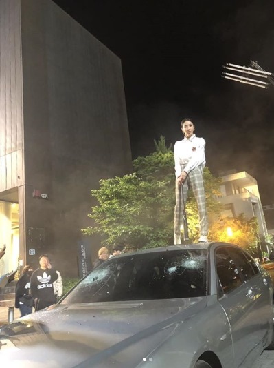 Actor Lee Da-hee released a behind-the-scenes photo.On the 19th, Lee Hee-hee posted two photos on his instagram with an article entitled Behind Cut: Tomorrow with Gumble U.In the open photo, Lee Hee is on a broken car.In another photo, Lee Hee-hee is squatting and receiving makeup modifications, and the atmosphere of the scene is realistic and attracts attention.On the other hand, Lee Hee is appearing in the TVN Drama Enter the search term WWW.Photo: Lee Da-hee SNS