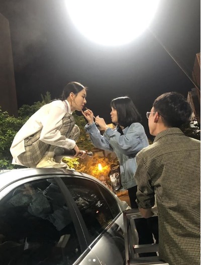 Actor Lee Da-hee released a behind-the-scenes photo.On the 19th, Lee Hee-hee posted two photos on his instagram with an article entitled Behind Cut: Tomorrow with Gumble U.In the open photo, Lee Hee is on a broken car.In another photo, Lee Hee-hee is squatting and receiving makeup modifications, and the atmosphere of the scene is realistic and attracts attention.On the other hand, Lee Hee is appearing in the TVN Drama Enter the search term WWW.Photo: Lee Da-hee SNS