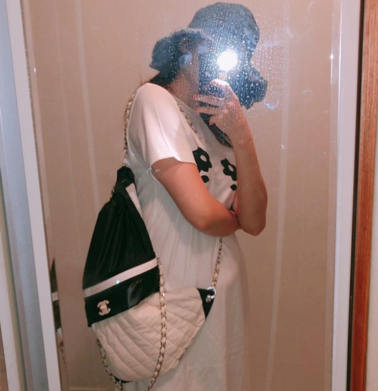 Singer Sunmi has revealed her current status.On the 20th, Sunmi posted a picture with an article Its hot through his instagram.In the photo, Sunmi is taking a mirror selfie. Sunmi wears a white long dress and packs her backpack, attracting attention with her unique fashion sense.Sunmi recently made headlines by increasing her weight by 8kg.Photo: Sunmi Instagram