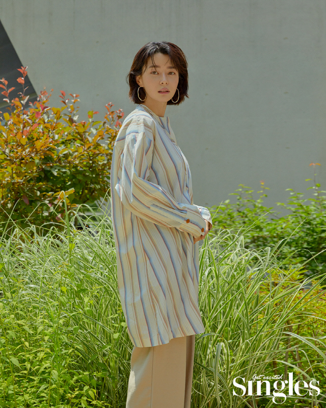 Fashion magazine Singles has released a picture of Actor Kwon Nara, who was loved by viewers as a soul in the popular drama Doctor Frisner.In this picture, Kwon Nara has completely digested the luxurious resort look that matches the refreshing sunshine.It is the back door that impressed the people around me by taking care of the steps without any tiredness even in the heat of the hot sunshine.Actor Kwon Nara announced his name as an Actor through his steady work activities such as drama Suspicious Partner, My Uncle, Dear Judge, and Girls World.Actor Kwon Nara, who said that this is the most important moment and the turning point of life, recently nestled in his new agency and expressed his expectation for his future.Actor Kwon Naras picture can be found in the July issue of Singles and the fun online playground Singles mobile.