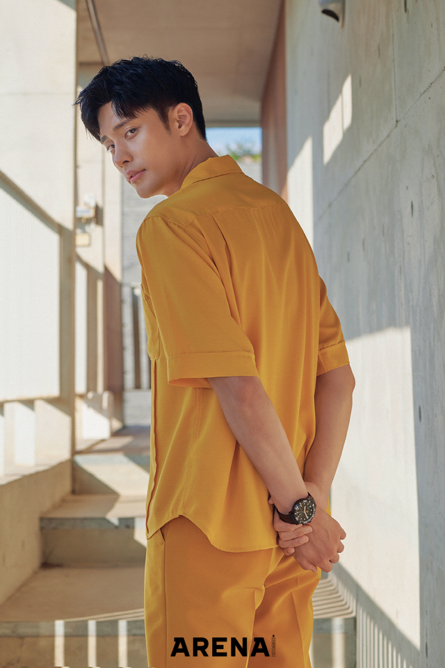The stare was focused on the warm visuals of actor Sung Hoon.The mens fashion magazine Arena Homme Plus released Sung Hoons picture.Sung Hoon in this picture attracts attention by showing a free and natural style in the background of the blue sky.Especially, it is impressed by perfecting yellow shirt and all white style which is hard to digest.According to the official, Sung Hoon showed off his irreplaceable charm with a big height, golden ratio, and a gentle pose as well as a model.Especially, despite the difficult shooting on the outdoor rooftop, it is the back door that led the atmosphere of the filming scene with its unique sourness and cool character throughout the shooting.More photos can be found in the July issue of the mens fashion magazine Arena Homme Plus, published on June 20.