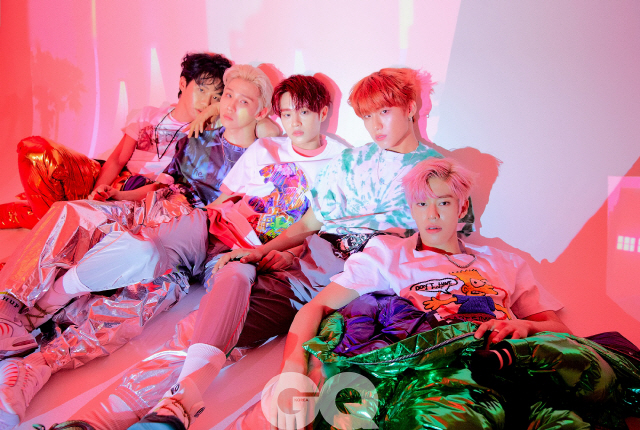 Boy group AB6IX, which debuted just now, filmed and interviewed Jikyu Korea in July issue.In the photo shoot with Jikyu Korea, the members of AB6IX freely radiated their charm in front of the camera.The members who have digested the colorful graphic design and glittering costumes in the background of the beam reminiscent of the city pop are the back door that made everyone happy with their free and energetic appearance.In an interview with Jikyu Korea, Lee Dae-hwi said, I hope the public knows a lot of AB6IX. If you walk the road now, tell them that Wanna One Park Woo-jin and Wanna One Lee Dae-hwi are still.I will go to the entertainment industry and promote a lot to announce AB6IX. In addition, leader Lim Young-min said, We thought we knew the color best.This album is a result of talking about what album five people want to make. I think the charm of AB6IX is diversity.I want to express the hip-hop color of Woojin, the acoustic color of Donghyun, and those things as they are. Personality, including individual cuts of AB6IX members, and lively interviews of each of the five members can be found in the July issue of Zikyu Korea, website and SNS channel.