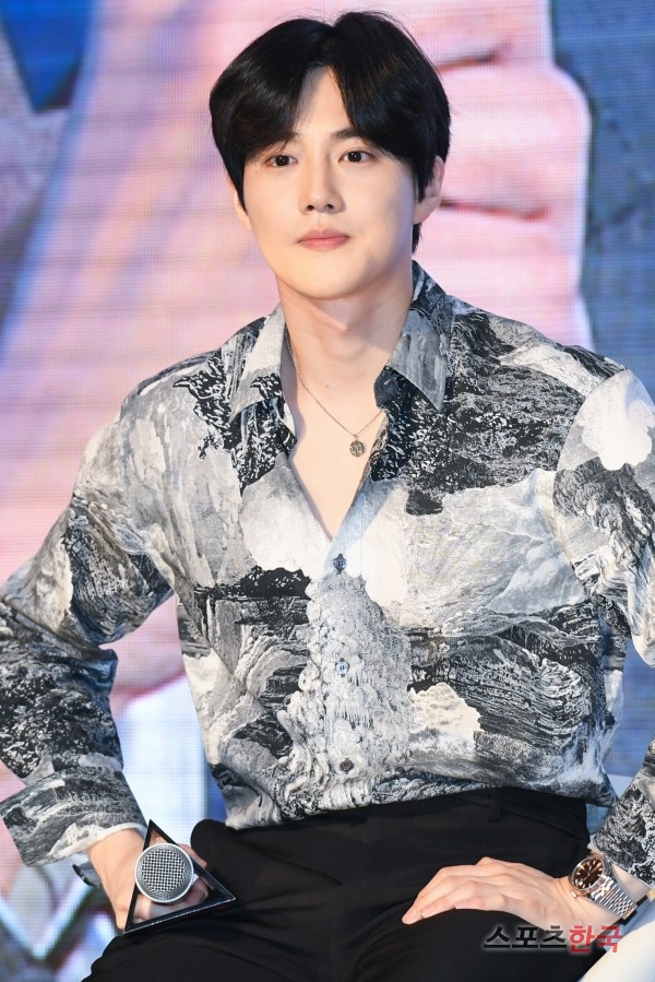 EXO Suho attends Red Carpet in Netflix Strange Story 3 held at Time Square in Yeongdeungpo, Seoul on the afternoon of the 20th.Netflix Strange Story 3 is a mystery thriller about the more bizarre and huge events in the town of Hawkins, Indiana, a year after the return of missing boy Will Byers.