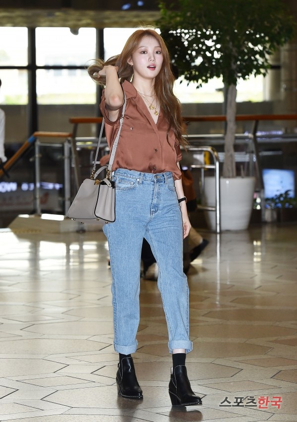 Lee Sung-kyung is leaving for Japan to attend a fan meeting at Gimpo International Airport on the afternoon of the 20th.