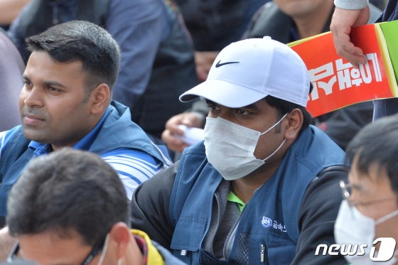 1일 오후 경북 포항시 남구 해도동 협력회관 앞 도로에서 열린 129주년 세계노동절 경북대회에 참석한 스리랑카 노동자들이 노동기본권 보장을 촉구하는 민주노총 관계자의 대회사를 청취하고 있다./사진=뉴스1