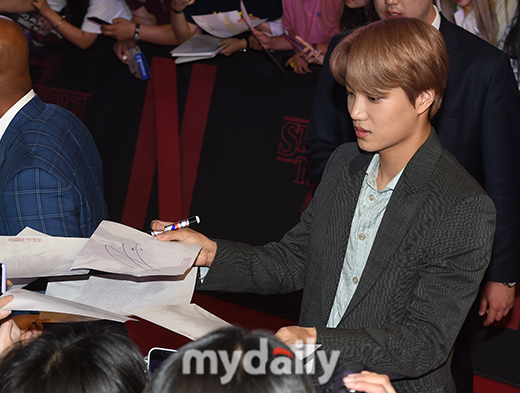 Singer EXO Kai is signing a red carpet on the red carpet of Netflixs popular original series Queen Story 3 held at Time Square in Yeongdeungpo-gu, Seoul on the afternoon of the 20th.