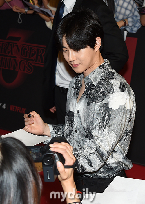 Singer EXO Suho is signing a red carpet on the red carpet of Netflixs popular original series Queen Story 3 held at Time Square in Yeongdeungpo-gu, Seoul on the afternoon of the 20th.