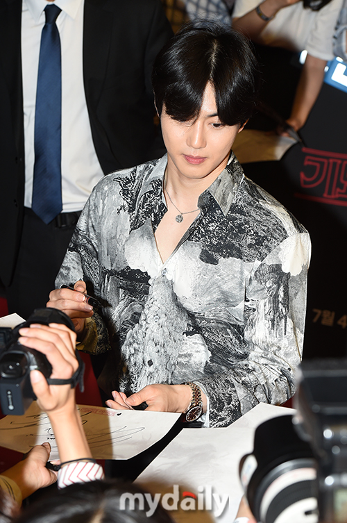 Singer EXO Suho is signing a red carpet on the red carpet of Netflixs popular original series Queen Story 3 held at Time Square in Yeongdeungpo-gu, Seoul on the afternoon of the 20th.