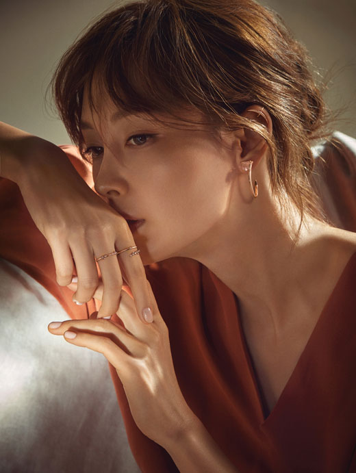 Actor Lee Na-young showed off his dreamy charm.A jewelry brand unveiled a picture of Lee Na-young on Monday.Lee Na-young in the public picture created a dreamy atmosphere with a warm feeling with the exquisite harmony of light and shadow.In particular, Lee Na-youngs mysterious atmosphere and faint eyes attract attention, and while Lee Na-youngs unchanging beauty catches the eye.Meanwhile, Lee Na-young appeared on the cable channel tvN drama Romance is a separate book appendix.