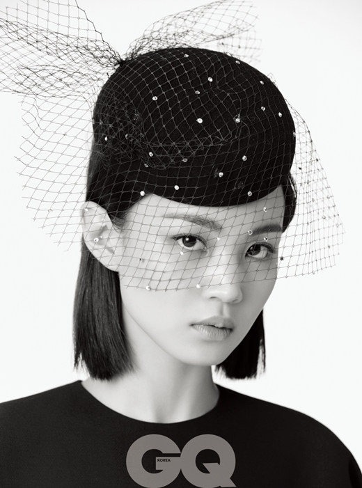 Lee Hi Give me an elderly child a natural growth Magazine Zikyu Korea has released an interview with singer Lee His picture.Lee Hi has taken a mysterious and mature charm of classic costumes such as Dress and Tull Hair Piece in a film with Zikyu Korea, which was based on the concept of vintage lady like look in the 1990s.In a post-picture interview, Lee Hi revealed his taste for old songs and said, like those songs, that he try to speak but cannot speak, keep thinking and then later say (he has an emotion).To me, the song is a time to be honest.It is a song that expresses things that I could not say normally, things that I could not live as it is, and I am honest in me. And Im also saying about my own song 20 minutes ago, Its an experience. Its like writing a song when youre honest. You can only write what youve experienced.Lee Hi said, I thought it was an adult child when I was a K pop star, but now I want you to see me grow naturally. I want to keep my heart and heart in the future.The interview with Lee His picture was published in the July issue of Zikyu Korea.