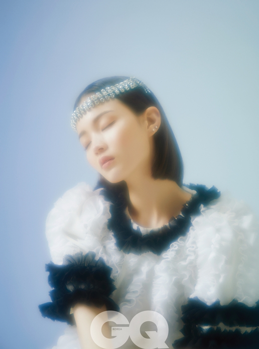 Lee Hi Give me an elderly child a natural growth Magazine Zikyu Korea has released an interview with singer Lee His picture.Lee Hi has taken a mysterious and mature charm of classic costumes such as Dress and Tull Hair Piece in a film with Zikyu Korea, which was based on the concept of vintage lady like look in the 1990s.In a post-picture interview, Lee Hi revealed his taste for old songs and said, like those songs, that he try to speak but cannot speak, keep thinking and then later say (he has an emotion).To me, the song is a time to be honest.It is a song that expresses things that I could not say normally, things that I could not live as it is, and I am honest in me. And Im also saying about my own song 20 minutes ago, Its an experience. Its like writing a song when youre honest. You can only write what youve experienced.Lee Hi said, I thought it was an adult child when I was a K pop star, but now I want you to see me grow naturally. I want to keep my heart and heart in the future.The interview with Lee His picture was published in the July issue of Zikyu Korea.