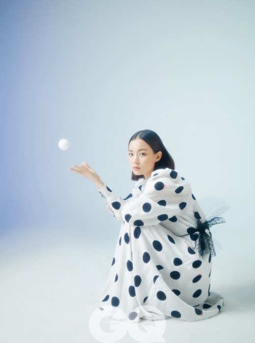 Magazine Zikyu Korea has released an interview with singer Lee His picture.Lee Hi has taken a film with Zikyu Korea, which is based on the concept of vintage lady lik look in the 1990s, and has made classic costumes such as dresses and tulle hairpieces with a mysterious yet mature charm.In a post-picture interview, Lee Hi revealed his taste for old songs and said, like those songs, that he try to speak but cannot speak, keep thinking and then later say (he has an emotion).To me, the song is a time to be honest.It is a song that expresses me in a frank mind, things that I could not say normally, things that I could not live as it is, and things that I can not live in. And Im also saying about my own song 20 minutes ago, Its an experience. Its like writing a song when youre honest. You can only write what youve experienced.Lee Hi said, I thought it was an adult child when I was a K pop star, but now I want you to see me grow naturally. I want to keep my heart and heart in the future.The interview with Lee His picture was published in the July issue of Zikyu Korea.