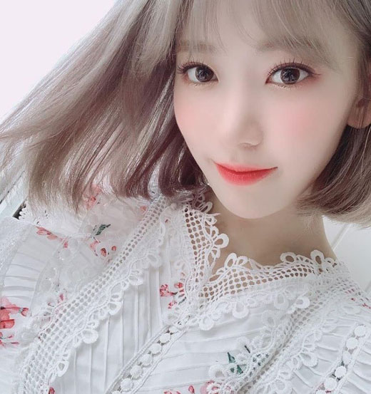 Sakura, a member of girl group Izuwon, boasted of humiliating beauty.On the 21st, IZWON official instagram posted a self-titled article entitled I was glad to meet with WiseWon in Thailand! I am going to see you again, please wait.In the photo, Sakura showed a beautiful look and boasted a very beautiful beauty, and also attracted attention with a pure atmosphere that matches the white skin.The netizens who saw this showed various reactions such as It is really beautiful, Mochimochihae and It is not a person.Meanwhile, IZWON held a solo concert EYES ON ME in Bangkok, Thailand on the 16th.
