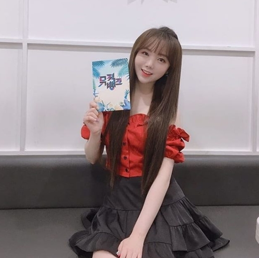Girl group Lovelyz Kei showed off her lovely sideKei posted a photo on Lovelyzs official Instagram on Monday afternoon with the caption: Friday with Lovelynus, Im so happy.In the open photo, Kei is wearing a red off-shoulder shirt and a black skirt and boasts a lovely side.Especially, Kei, who has long hair and light makeup, is also showing a pure aspect and captivates his eyes.Meanwhile, Kei is working as KBS 2TV Music Bank MC.
