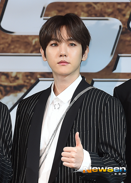 The music industry is expected to be filled with EXO in July this year.After Xiumins military enlistment, EXO D.O. decided to join the army, and the vacancy as a complete body became inevitable, but EXO will continue its activities as a solo and unit album.On June 20, EXO agency SM Entertainment announced that Baekhyuns first mini album City Lights will be released on July 10th.It is the second time that EXO members will release a solo album after Chen, who released his first solo album, We break up after April.Chen has been in the top spot on various music charts, and as Chen has announced stable The Departure as a solo, attention is focused on Baekhyuns solo album.In the meantime, Baekhyun has been recognized for his ability to participate in various collaborations and OSTs in addition to EXO and EXO - Chenbak City activities.He has performed well with the duet song Dream with Suzie, which won the 2016 MAMA Best Cullaver Award and the Golden Disk Awards Digital Music Awards, as well as The Day with Kwill, Rainwa, which matches ownership and breathing, and Young, which he sang with Rocco.Baekhyuns first solo album is said to contain six songs in total.Baekhyun, who has a variety of genres based on his powerful performances with his unique sweet vocals, hopes to announce what The Departure will be as a solo singer.The same month, the units of Chanyeol and Sehun are also set to scramble; SM Entertainment previously said that Chanyeol and Sehun are preparing a unit album with the goal of July.Chanyeol and Sehuns new unit song is only 10 months old.Chanyeol and Sehun, who released their duet song We Young through SM Station last September, recently released Music Be EXO D.O.It is said that he entered the unit comeback countdown after shooting.At the time of the announcement, Woi Young proved the power of EXO by climbing to the top 17 regions in the world including the United Arab Emirates, Saudi Arabia, Turkey, Cambodia, Guatemala and Singapore.At the time, Billboard also said, The two of them show songs and raps that blow away the worries of the younger generation.The two are now actively commenting on the album and are concentrating on improving the perfection. EXO rappers Sehun and Chanyeol with tall and visuals.Fans are wondering how they will show a different charm from the vocal unit EXO Chenbaxi.EXO will decorate the spectacular finale of July with a solo concert.EXO will hold a solo concert at the Seoul Olympic Park Gymnastics Stadium for a total of six days from July 19 to 21, 26 to 28.Although Xiumin, who joined the company earlier, and EXO D.O., who is about to join the company on July 1, did not attend, EXO is a Korean concert held in a year or so, so it is said that EXO is concentrating on practicing various stages.Lee Ha-na