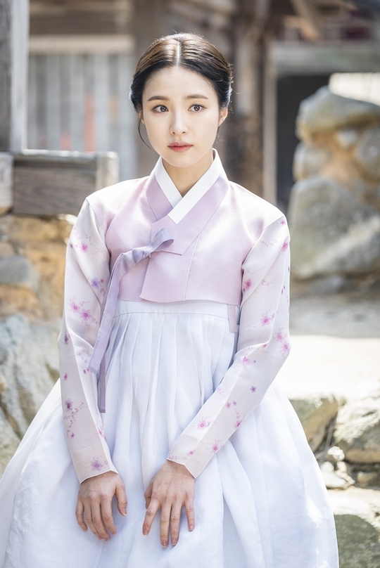The first shooting of the visual explosion of the new recruits, Na Hae-ryung Shin Se-kyung and Jung Eun-woo, was unveiled.With the release of the two people who have been unable to hide their strange tension and excitement ahead of the full-scale start, they are said to have completed their first filming safely in the best atmosphere with the staff, raising expectations for the first broadcast on July 17th.MBCs new tree drama Na Hae-ryung (played by Kim Ho-soo/directed by Kang Il-soo, Han Hyun-hee/produced Green Snake Media), which is scheduled to air at 8:55 p.m. on July 17, released the first shooting scene still of Shin Se-kyung and Jung Eun-woo on June 21.Na Hae-ryung, starring Shin Se-kyung, Jung Eun-woo, and Park Ki-woong, is the first problematic Ada Lovelace () in Joseon and the Phil Chung of Prince Lee Rim (Jung Eun-woo) in the anti-war Motaesol. Only romance annals.Lee Ji-hoon, Park Ji-hyun and other young actors, Kim Ji-jin, Kim Min-sang, Choi Duk-moon, and Sung Ji-ru.First, Shin Se-kyung is showing off his sweet hanbok figure and steals his gaze.She was nervous about her first film, and for a while she was immersed in acting and showed a perfect synchro rate with Na Hae-ryung.The staff is also known to have admired her, and it is noteworthy whether she will be able to renew her life character through this work.She was then captured wearing a blue military uniform and in a heat-air mode, showing her a burning passion for acting, not letting the script go out of her hands for a moment throughout the shoot.In addition, it is said that Park Ji-hyun, Lee Ye-rim, and Jang Yoo-bin, who will be active together with the Ada Lovelace, have taken a friendly greeting and shot them.In addition, Jung Eun-woos heartbeat smile is caught and attracts attention.He has played a role of human vitamins to blow the heat by blowing bright laughter and positive energy throughout the filming.In particular, Jung Eun-woo has been shooting in a serious posture, not only listening to the acting advice of Sungjiru, who was the first to shoot, but also adjusting the movement line in advance.He also comes to the attention of the Holy Land and is said to have made the atmosphere warm.kim myeong-mi