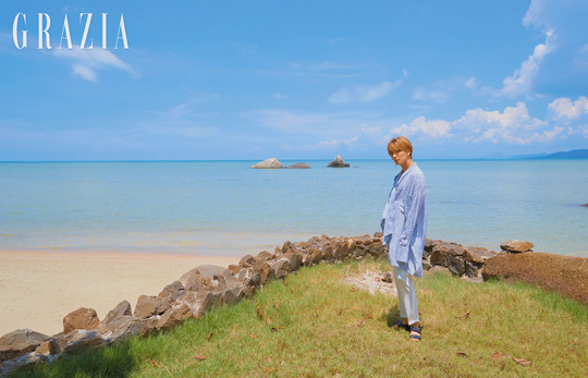 Leeteuk has released a picture of the summer flavor.In this photo, which was held at the Renaissance Koh Samui, a representative resort of Thailand, Leeteuk showed a relaxed rest in a comfortable chair and a charming charm that goes back and forth with languid sexy and refreshing, such as creating a picturesque atmosphere in the background of the emerald sea.In particular, Leeteuk is the back door that has completely extinguished the bold resort look from trendy fashion items such as tint sunglasses, flower pattern printing shirts and red pants, leading to the elasticity of the field staff.kim myeong-mi