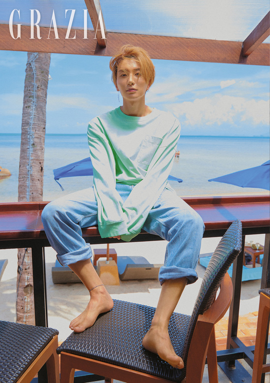 Leeteuk has released a picture of the summer flavor.In this photo, which was held at the Renaissance Koh Samui, a representative resort of Thailand, Leeteuk showed a relaxed rest in a comfortable chair and a charming charm that goes back and forth with languid sexy and refreshing, such as creating a picturesque atmosphere in the background of the emerald sea.In particular, Leeteuk is the back door that has completely extinguished the bold resort look from trendy fashion items such as tint sunglasses, flower pattern printing shirts and red pants, leading to the elasticity of the field staff.kim myeong-mi