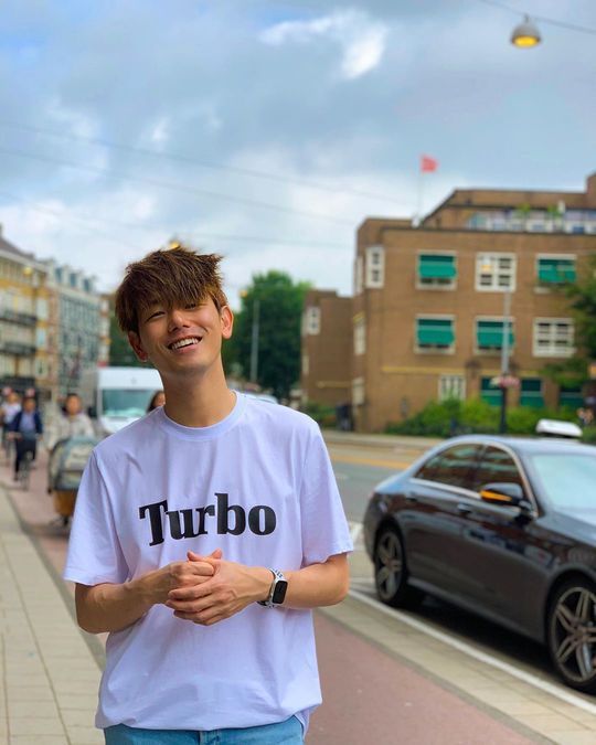 Singer Eric Nam flaunted his warm visualsEric Nam posted a picture on his instagram on June 21 with an article entitled NAMSTERDAM thank you. I love you.The photo shows Eric Nam smiling brightly in a beautiful landscape.The cute eyes and lovely atmosphere that shoots at The Earrings of Madame de... draw attention.Park So-hee