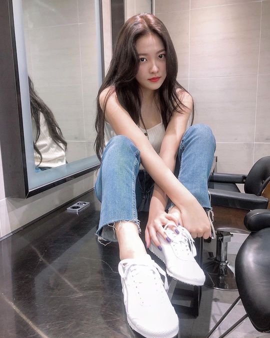 Yeri showed the true nature of innocence.Group Red Velvet Yeri posted a picture on her Instagram page on June 21.In the photo, Yeri is on the desk in a white nash and jeans, and he has a more mature visual and long straight hair that emits a pure charm.han jung-won