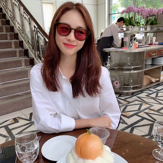 Actor Lee Yeon-hee has released his relaxed current situation.Lee Yeon-hee posted a picture on his instagram on June 21 with an article entitled Sunglasses.The photo shows Lee Yeon-hee enjoying a leisure time in the cafe. Lee Yeon-hee added stylish charm by wearing red tint sunglasses. Lee Yeon-hees white-green skin catches her eye.delay stock