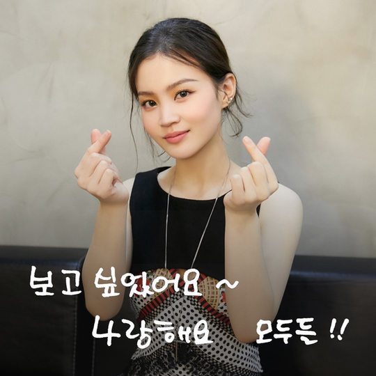 Singer Lee Hi showed off her watery beautyLee Hi posted a picture on his instagram on June 21 with an article entitled Five Rings.The picture shows Lee Hi posing for a finger heart; Lee His glamorous eyes catch the eye; Lee Hi wanted to see in handwriting on the picture.Four, everyone! he wrote.The fans who responded to the photos responded such as I love you, I am more beautiful and I love you too.delay stock