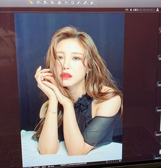 Singer Jun Hyoseong showed off her sexy queen face.Jun Hyoseong posted several photos on his Instagram account on June 21.The photo shows Jun Hyoseong, who is keen on filming the photo, posing on the table in a black dress.Jun Hyoseongs slender body and alluring eyes catch his eye.delay stock