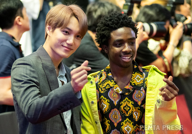 Caleb McLaughlin poses with guest KaiA fan event of Strange Story 3 was held at Time Square in Yeongdeungpo, Seoul.Series stars Gayton Matarazo and Caleb McLaughlin had a great time with Korean fans on the red carpet, talk and games.Is a popular Netflix drama series set in the United States in the 80s, winning 74, 75 Golden Globe Award for Best Picture, Fox and Best Actor.Season 1 of 2016 and Season 2 of 2017 will be followed by Season 3 of July 4, 2019.A novel view of the world -Correction, Deletion, and Other Inquiries